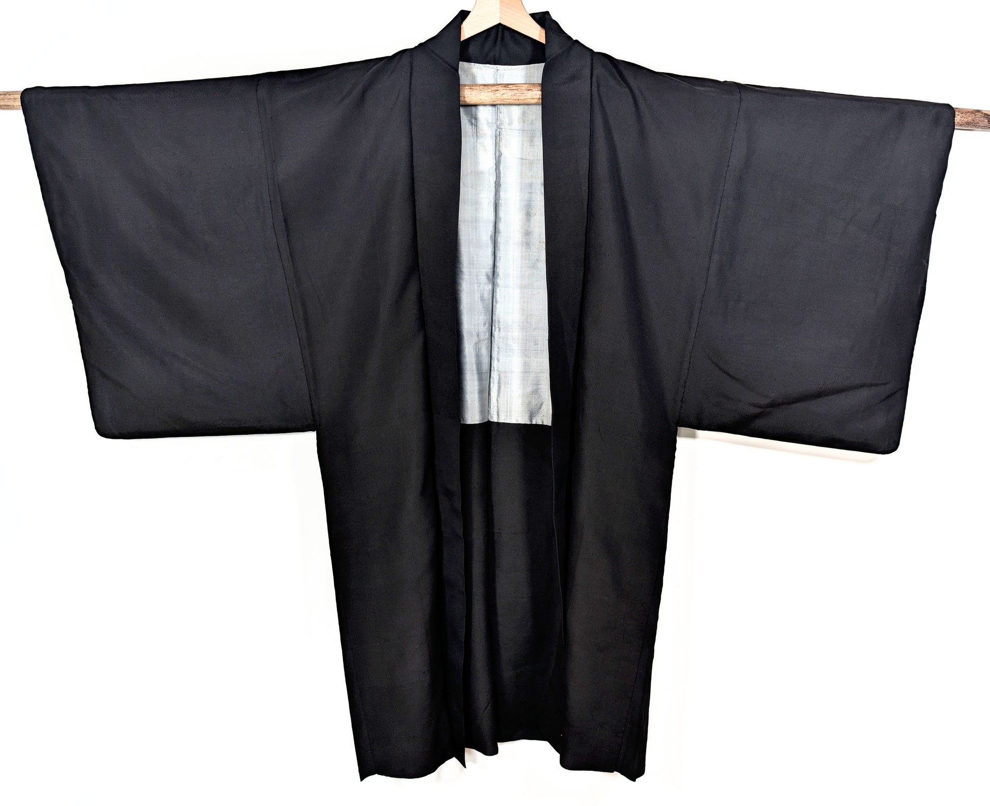 Haori homme noir en soie habutae légèrement brillante, veste kimono japonaise traditionnelle vue de face