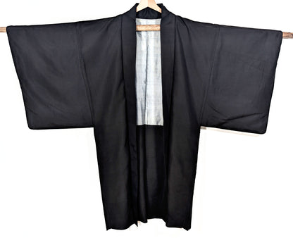 Haori homme noir en soie habutae légèrement brillante, veste kimono japonaise traditionnelle vue de face