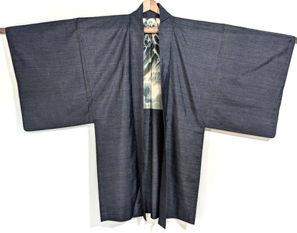 Haori homme en soie Ōshima Tsumugi bleu ouvert sur une doublure katazome au mont Fuji avec vagues et rehauts dorés appliqués à la main