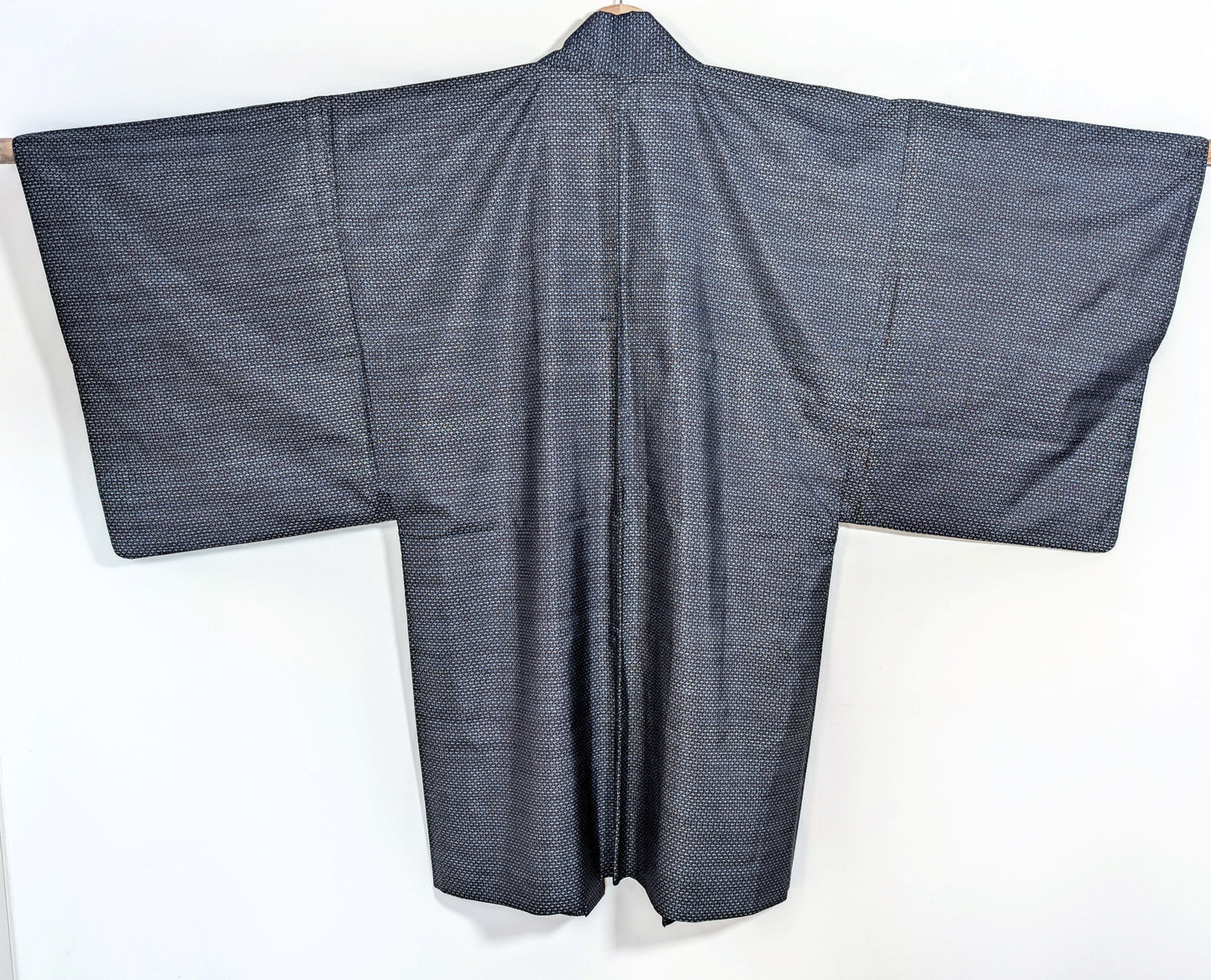 Haori homme en soie Ōshima Tsumugi bleu, vue de dos, veste japonaise authentique à fin motif kasuri