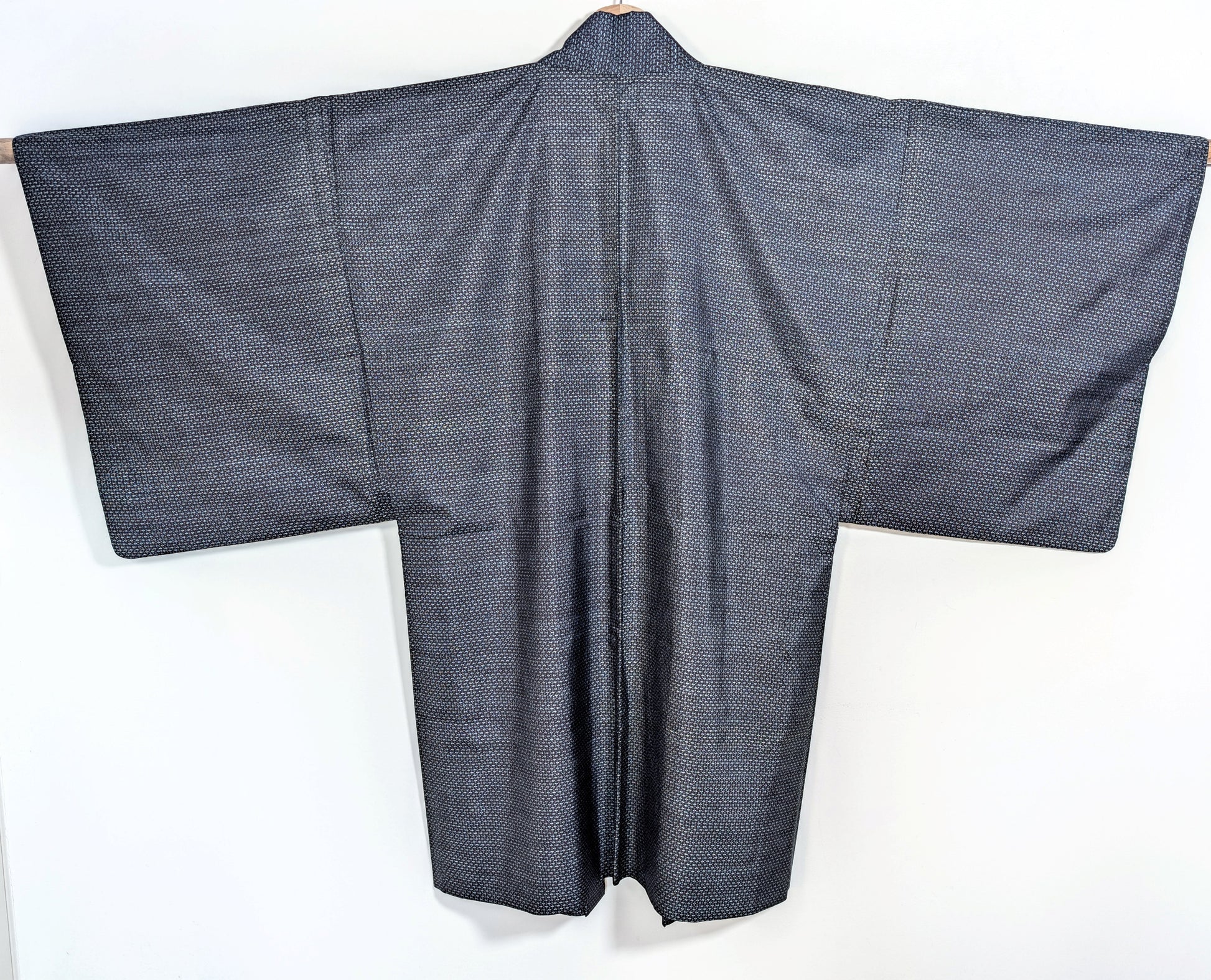 Haori homme en soie Ōshima Tsumugi bleu, vue de dos, veste japonaise authentique à fin motif kasuri