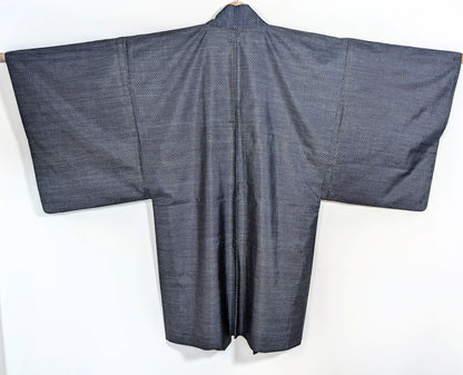 Haori homme en soie Ōshima Tsumugi bleu, vue de dos, veste japonaise authentique à fin motif kasuri