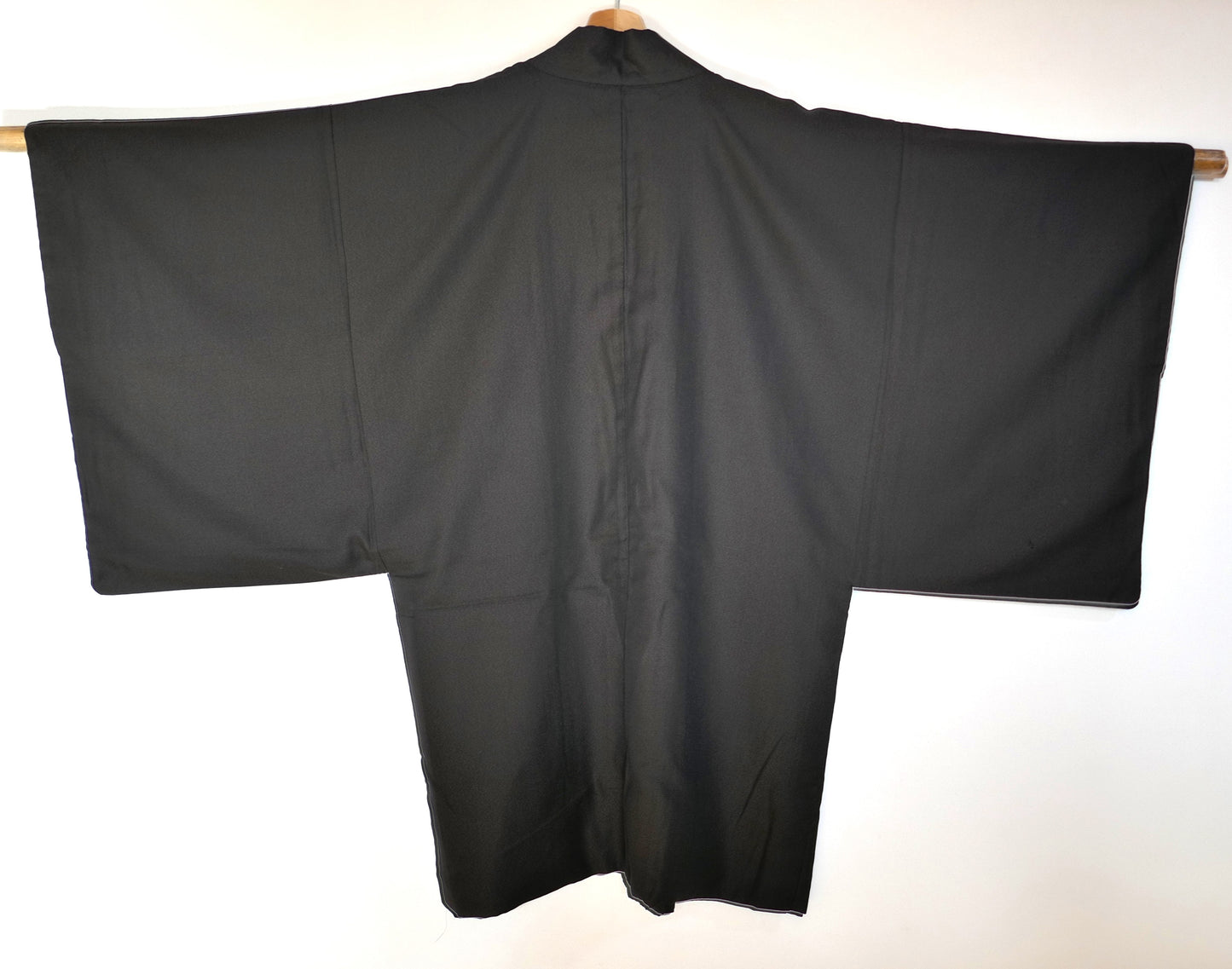 Veste kimono japonaise pour homme – haori en soie marron grisé vu de dos