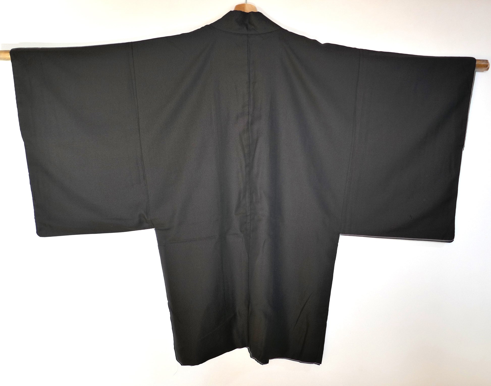 Veste kimono japonaise pour homme – haori en soie marron grisé vu de dos