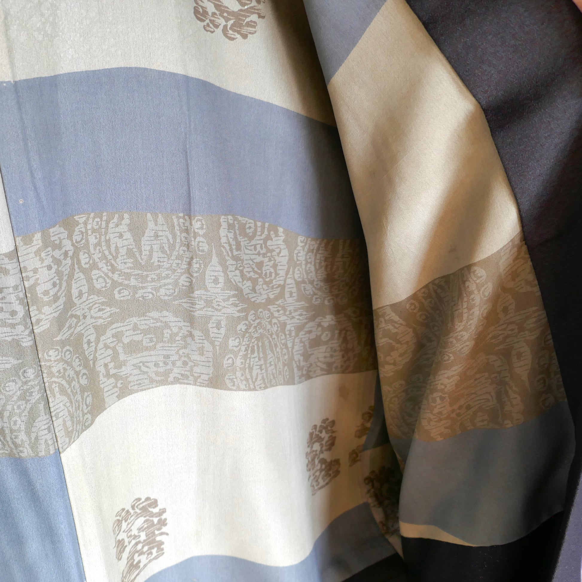 Gros plan sur la doublure intérieure d’un haori homme – kimono japonais à motif traditionnel
