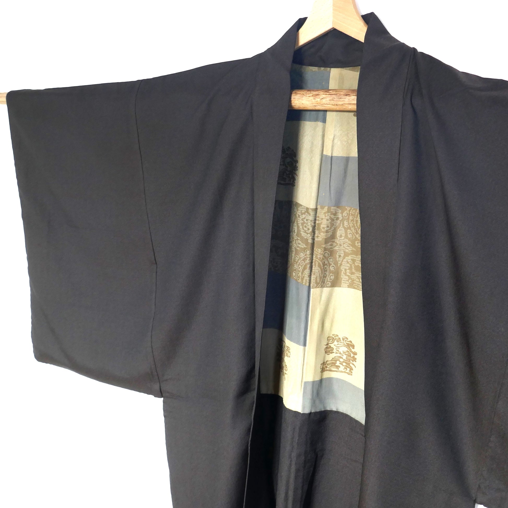 Haori japonais homme – kimono vintage en soie marron grisé, vue de face éclairée