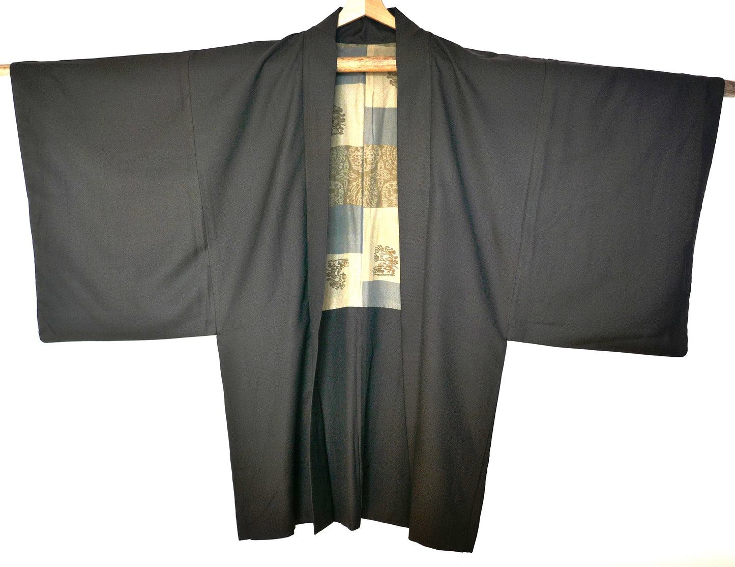 Haori homme japonais en soie marron grisé vu de face – veste kimono japonaise traditionnelle