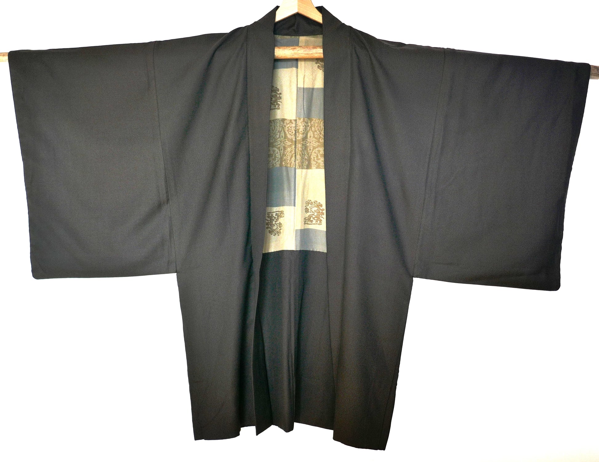 Haori homme japonais en soie marron grisé vu de face – veste kimono japonaise traditionnelle