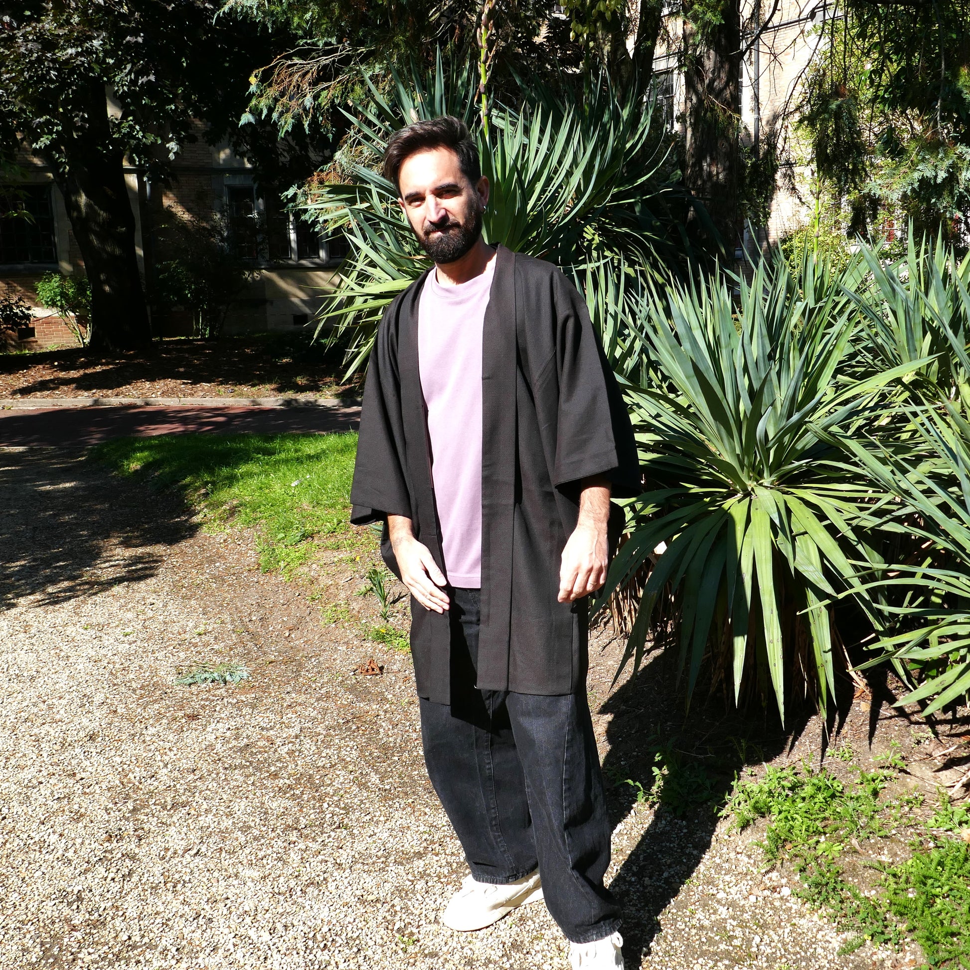 Tôma en veste kimono traditionnelle haori vintage japonais en soie marron grisé, dans un parc à Paris.