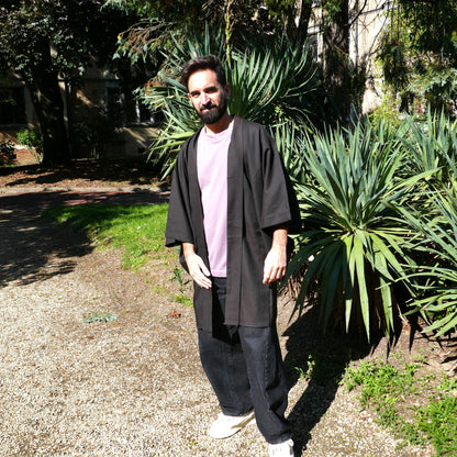 Tôma en veste kimono traditionnelle haori vintage japonais en soie marron grisé, dans un parc à Paris.
