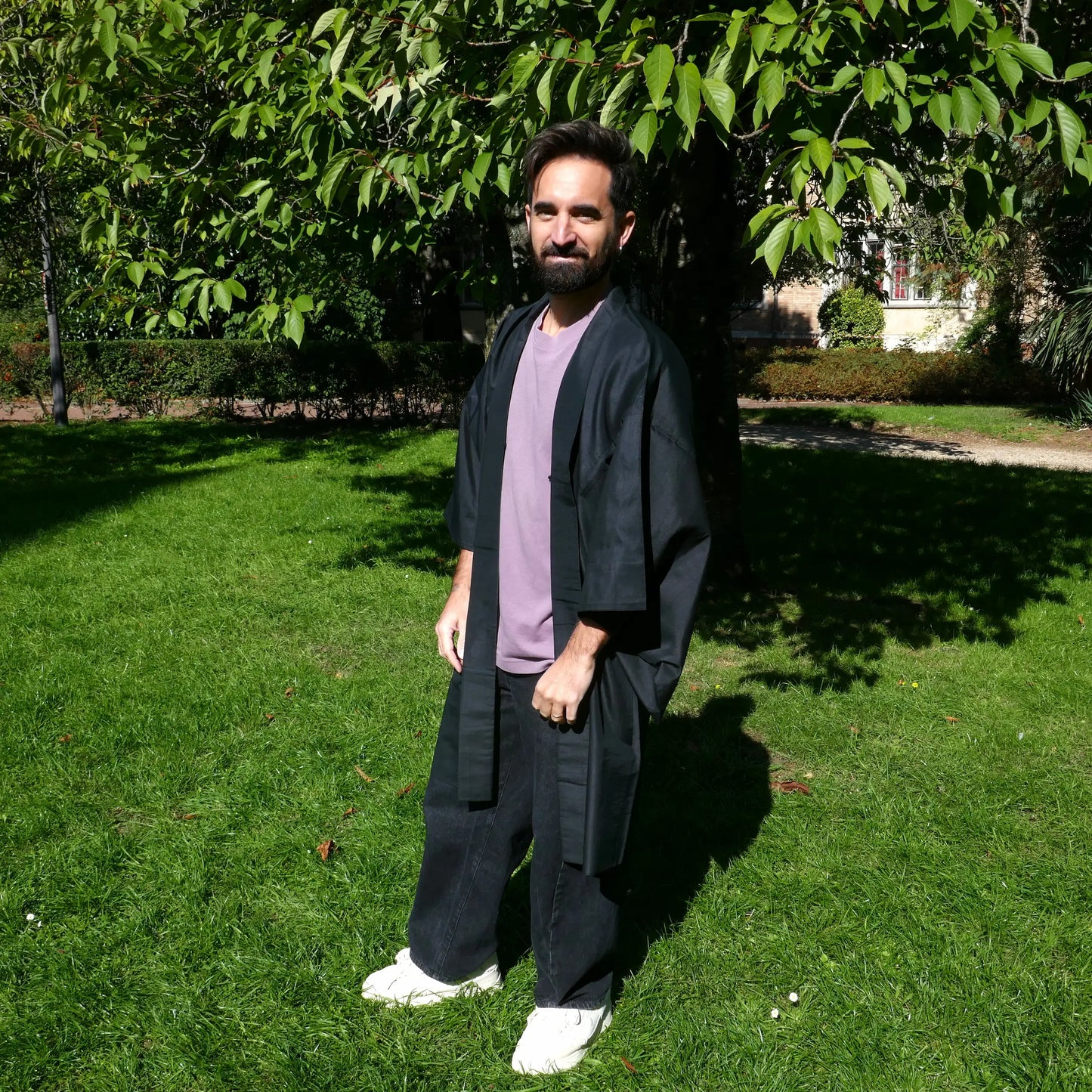 Haori japonais vintage en soie noire porté par Tôma, veste kimono masculine fluide – Kogedo