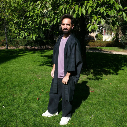 Haori japonais vintage en soie noire porté par Tôma, veste kimono masculine fluide – Kogedo
