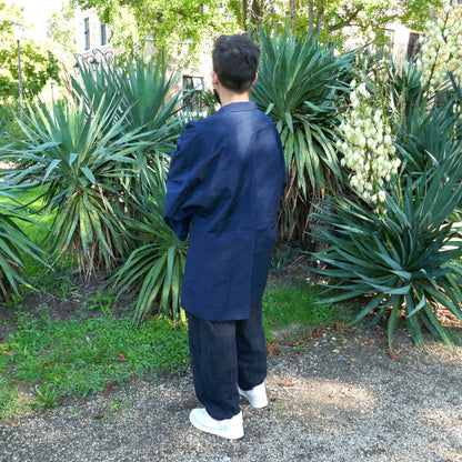 Haori japonais en soie bleue porté de dos, tombé droit et élégant