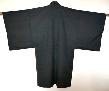 Vue de dos d’un haori vintage japonais en soie gris anthracite – veste kimono japonaise traditionnelle