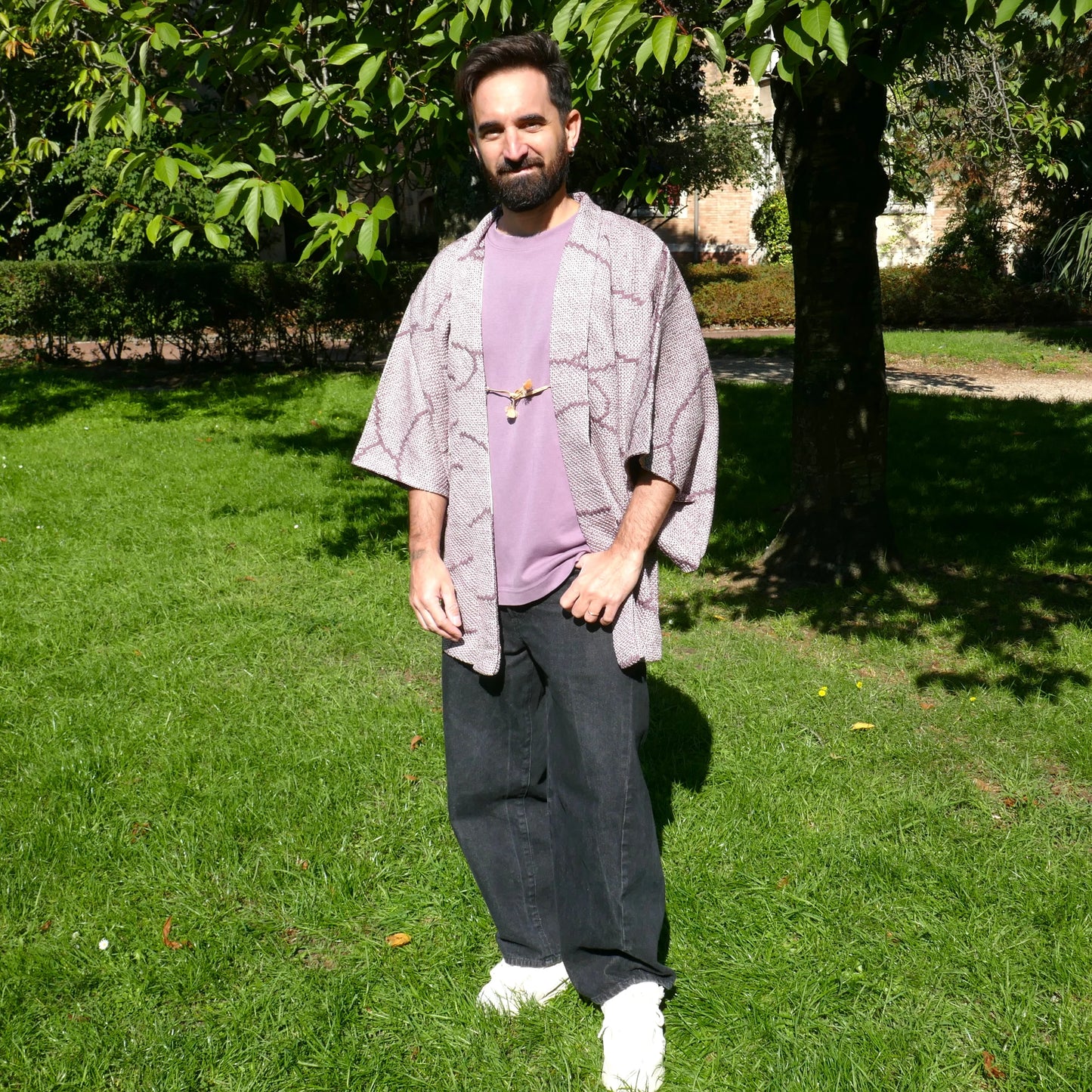 Haori vintage japonais porté par un homme, en soie lavande, coupe ample et élégante avec motifs shibori