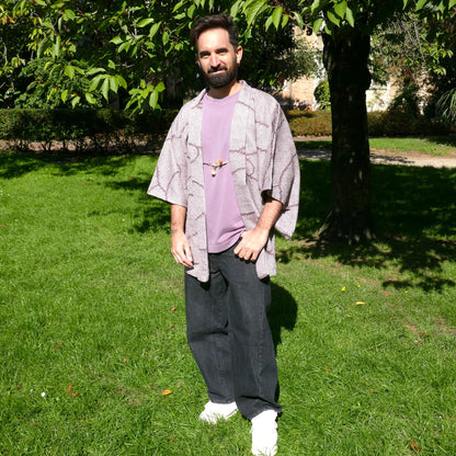 Haori vintage japonais porté par un homme, en soie lavande, coupe ample et élégante avec motifs shibori