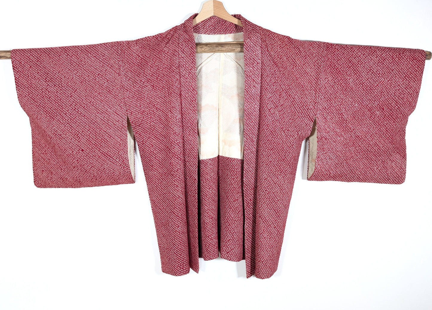 Haori japonais ancien en soie rouge, veste traditionnelle kanoko shibori vintage du Japon