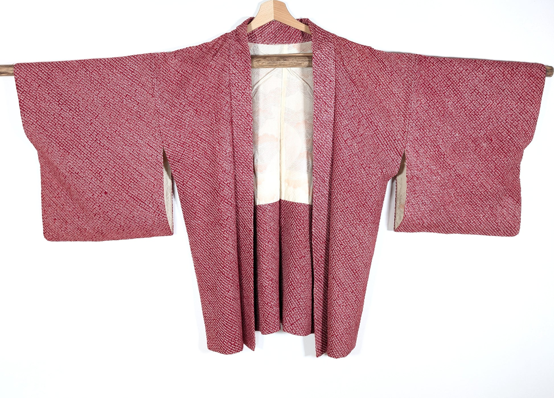 Haori japonais ancien en soie rouge, veste traditionnelle kanoko shibori vintage du Japon