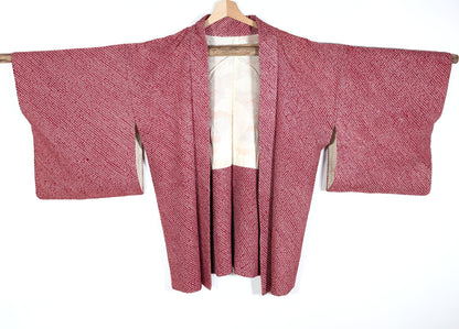 Haori japonais ancien en soie rouge, veste traditionnelle kanoko shibori vintage du Japon