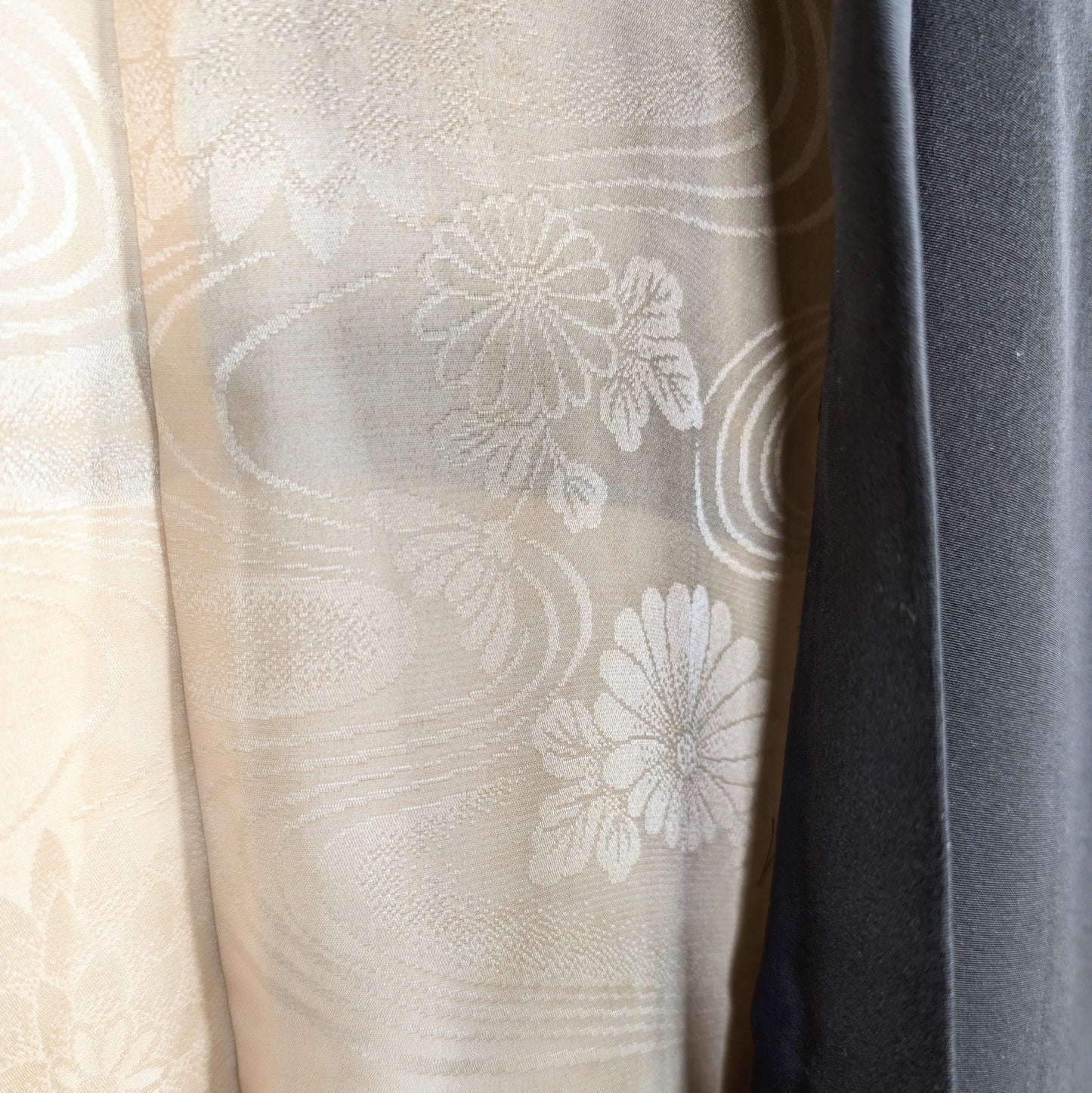 Doublure ivoire en soie d’un haori japonais authentique, motifs kiku chrysanthèmes et mouvement d’eau tissés en ton sur ton.