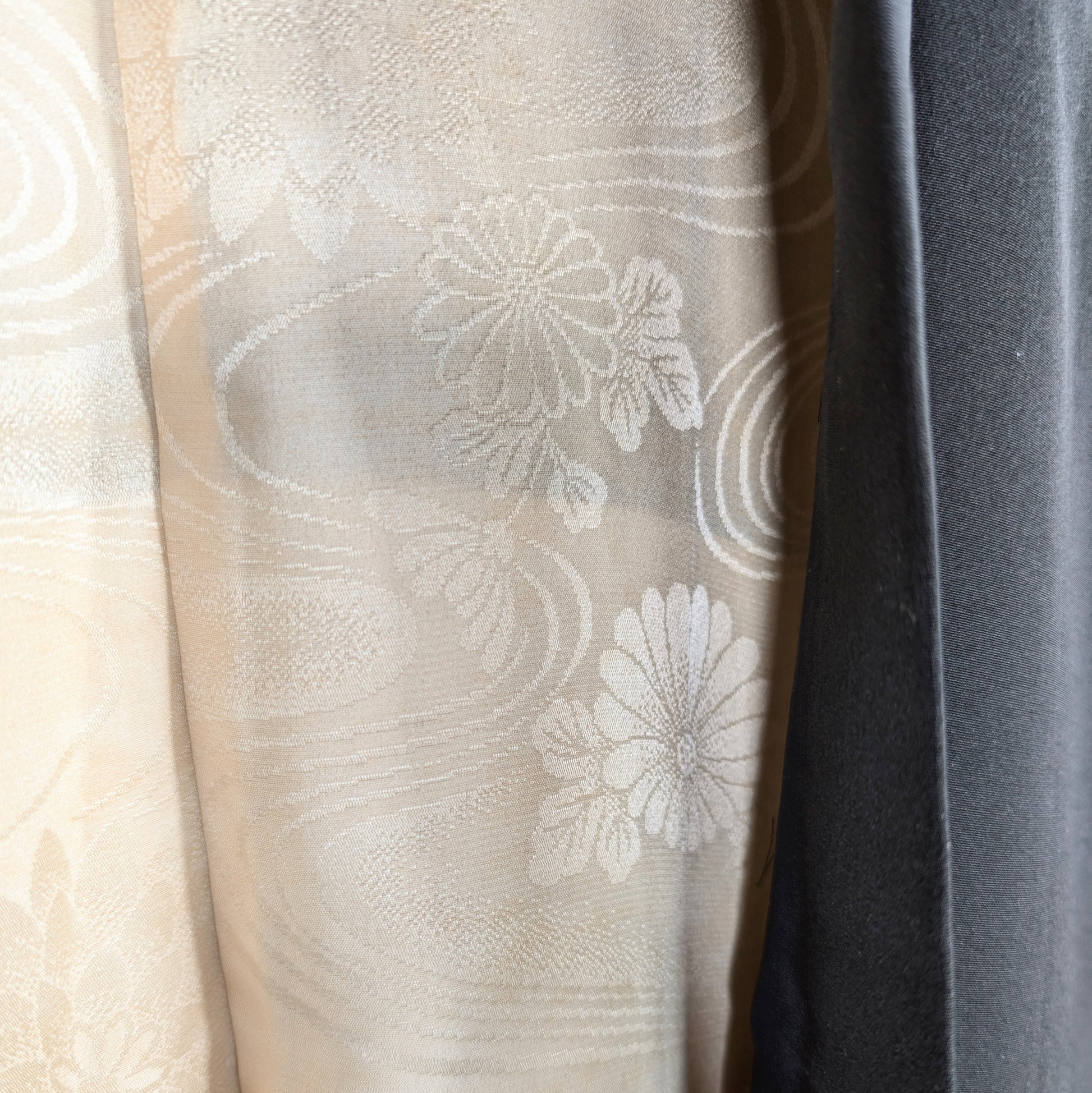 Doublure ivoire en soie d’un haori japonais authentique, motifs kiku chrysanthèmes et mouvement d’eau tissés en ton sur ton.