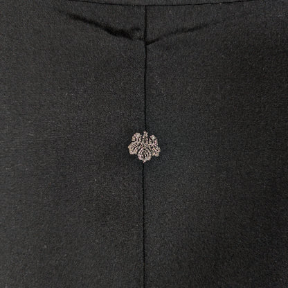 Kiri mon, blason paulownia japonais, brodé sous le col au dos d’un haori japonais authentique en soie noire.