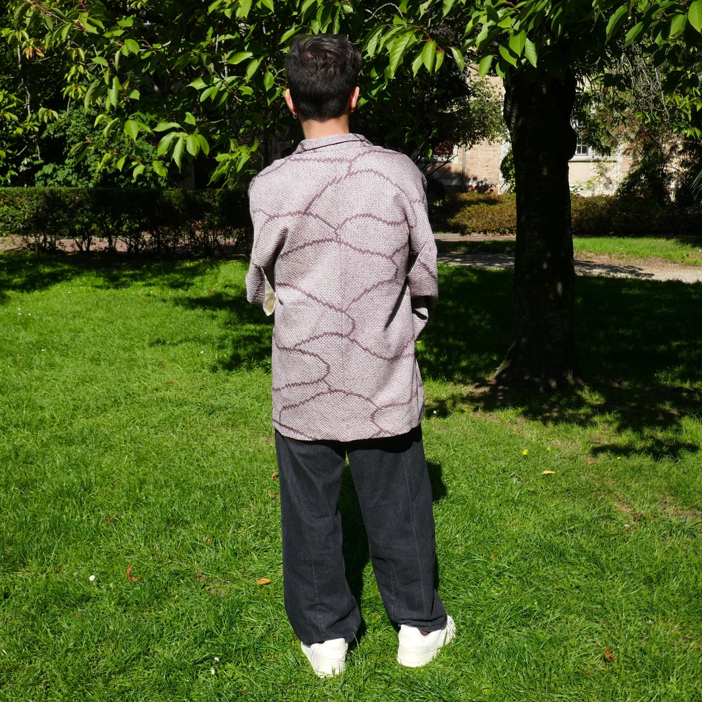 Dos d’une veste haori japonaise en soie vintage, porté par un homme, avec motifs graphiques shibori style kumo