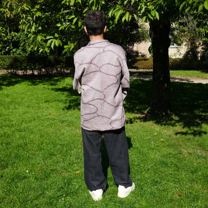 Dos d’une veste haori japonaise en soie vintage, porté par un homme, avec motifs graphiques shibori style kumo