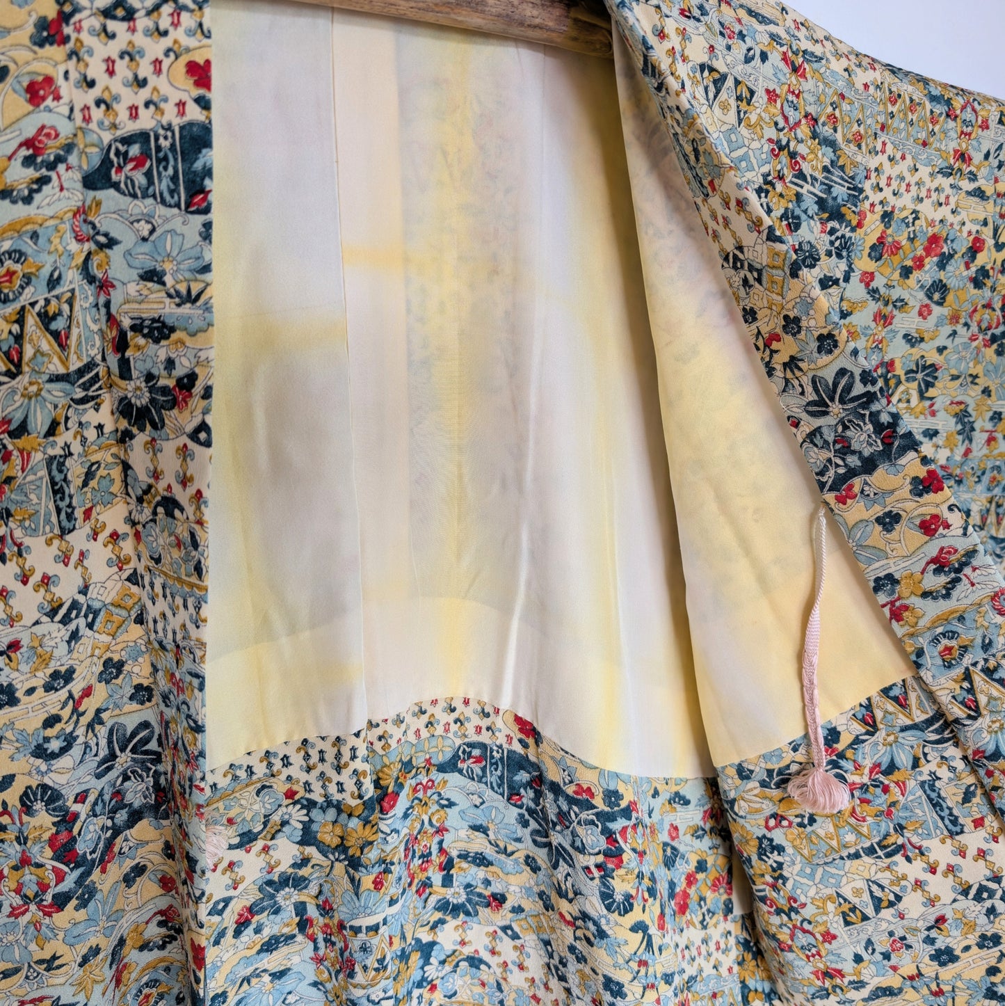doublure haori japonais avec zones de teinture jaunes en croix sur soie ivoire textile vintage