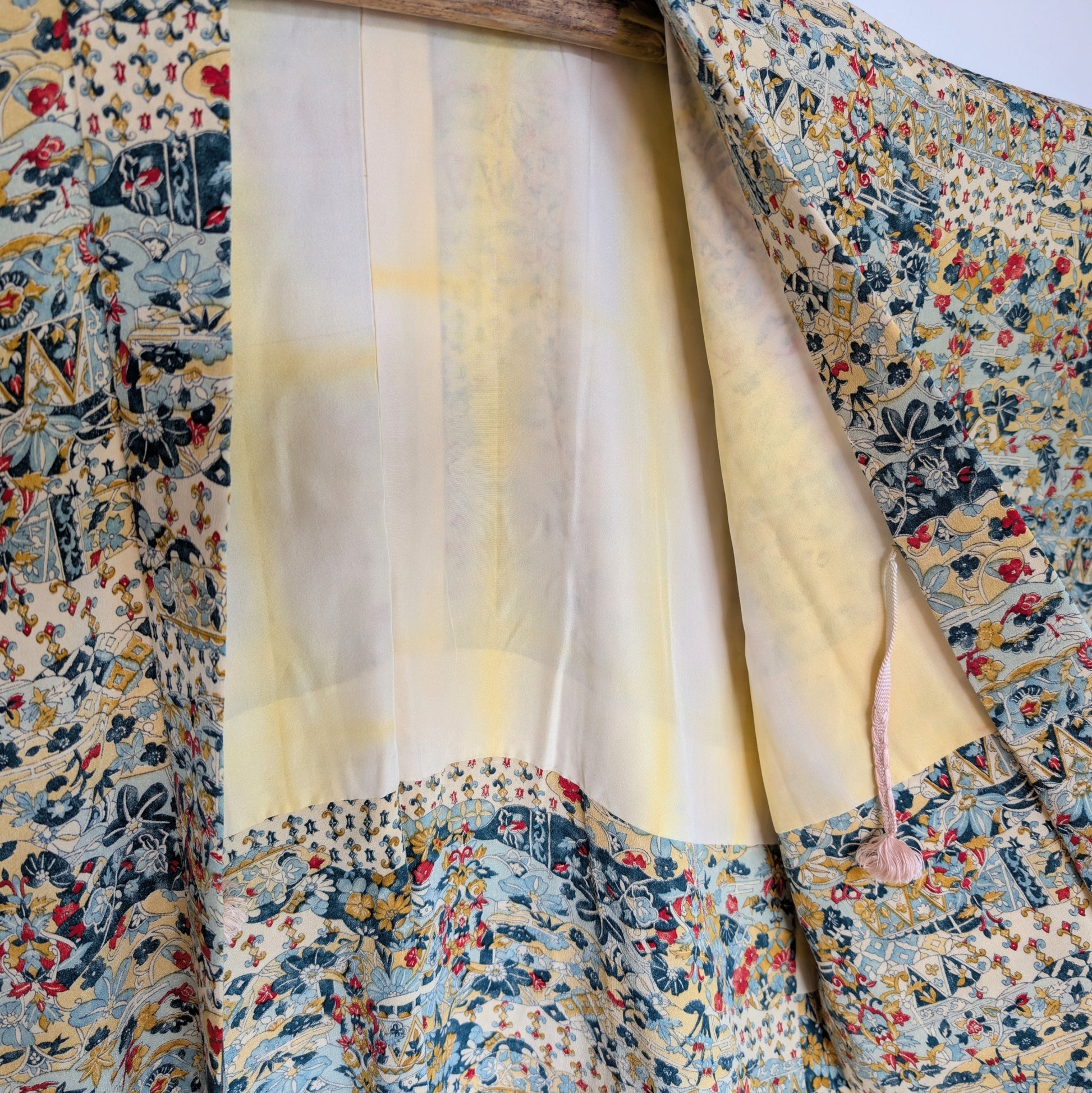 doublure haori japonais avec zones de teinture jaunes en croix sur soie ivoire textile vintage
