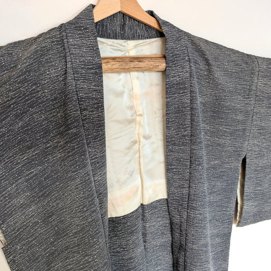 Veste kimono japonaise grise, motif Tsuyu Shiba, artisanat époque Shōwa – vue trois quarts