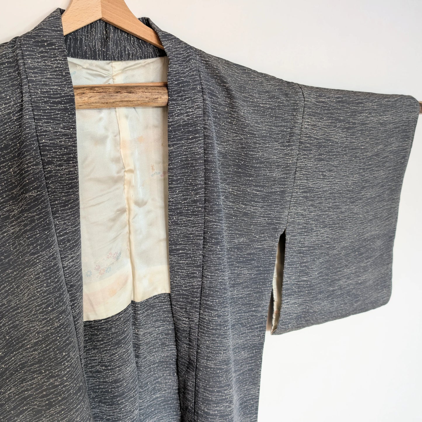 Haori japonais vintage gris souris avec motifs Tsuyu Shiba en soie – vue de la manche gauche