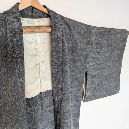 Haori japonais vintage gris souris avec motifs Tsuyu Shiba en soie – vue de la manche gauche