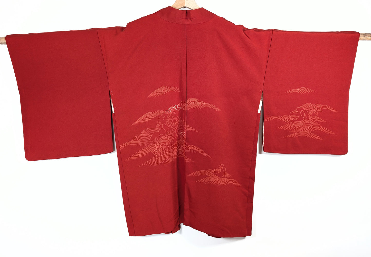 Haori japonais vintage en soie habutae rouge profond avec motif de vagues  au dos, époque Showa