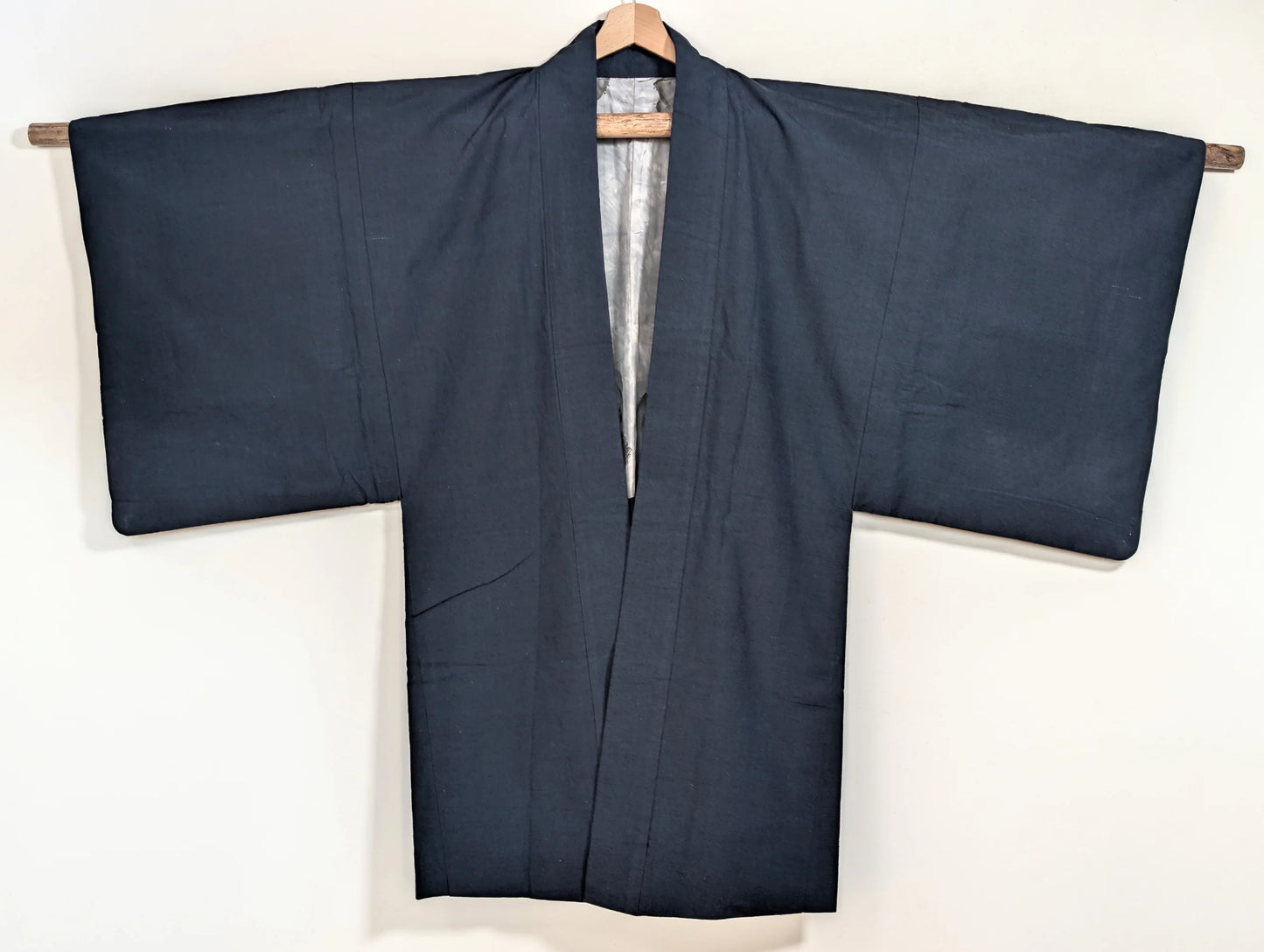 Veste haori japonaise vintage pour homme, coupe traditionnelle et silhouette structurée en soie et coton bleu