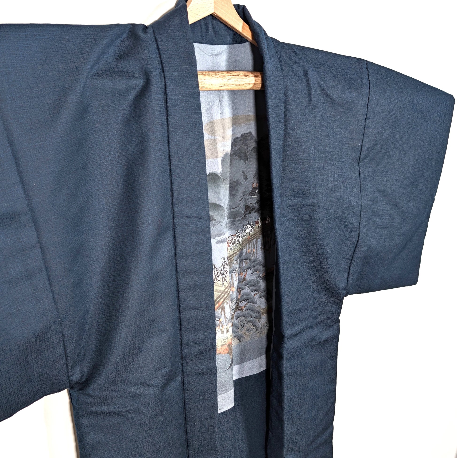 Veste haori japonaise homme bleu marine, coupe traditionnelle, col droit et intérieur décoré d’une scène japonaise ancienne de style ukiyo-e