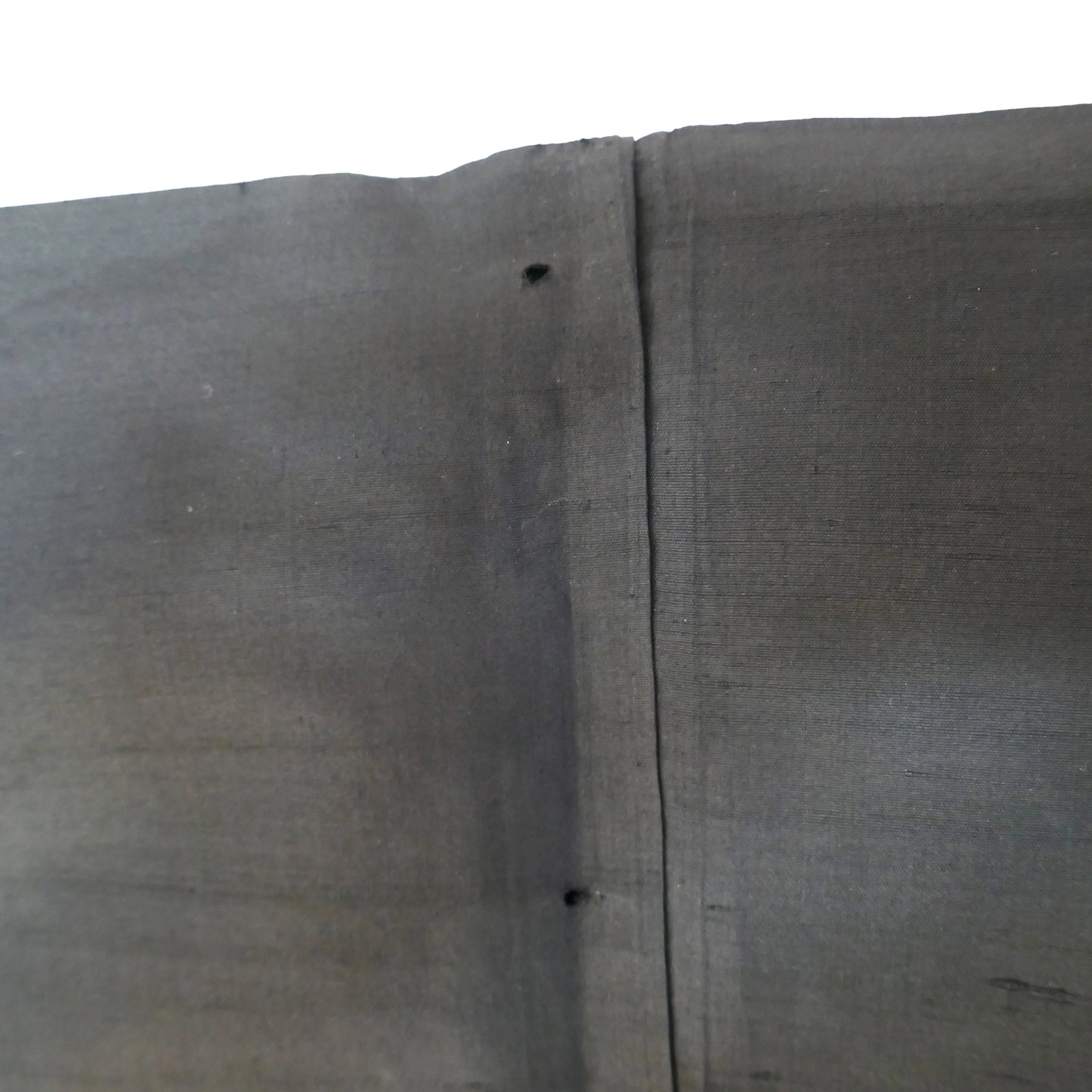 Gros plan sur l'arrière de la manche gauche avec 2 accrocs visibles