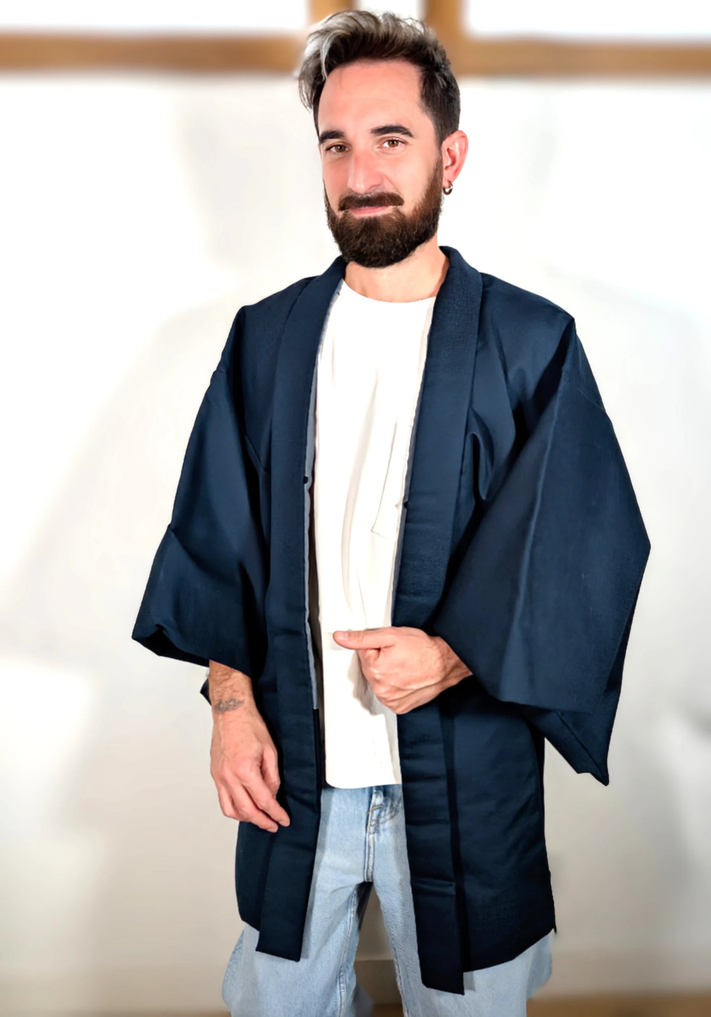 Haori japonais pour homme bleu marine porté avec un style contemporain, veste traditionnelle japonaise associée à une tenue moderne
