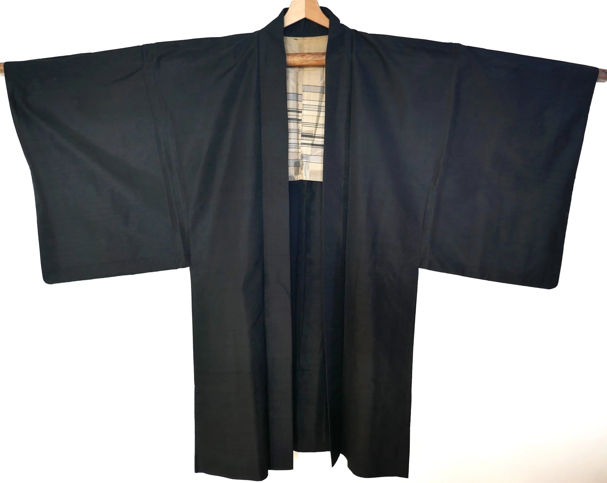 Haori traditionnel japonais pour homme en soie noire fluide, pièce vintage unique