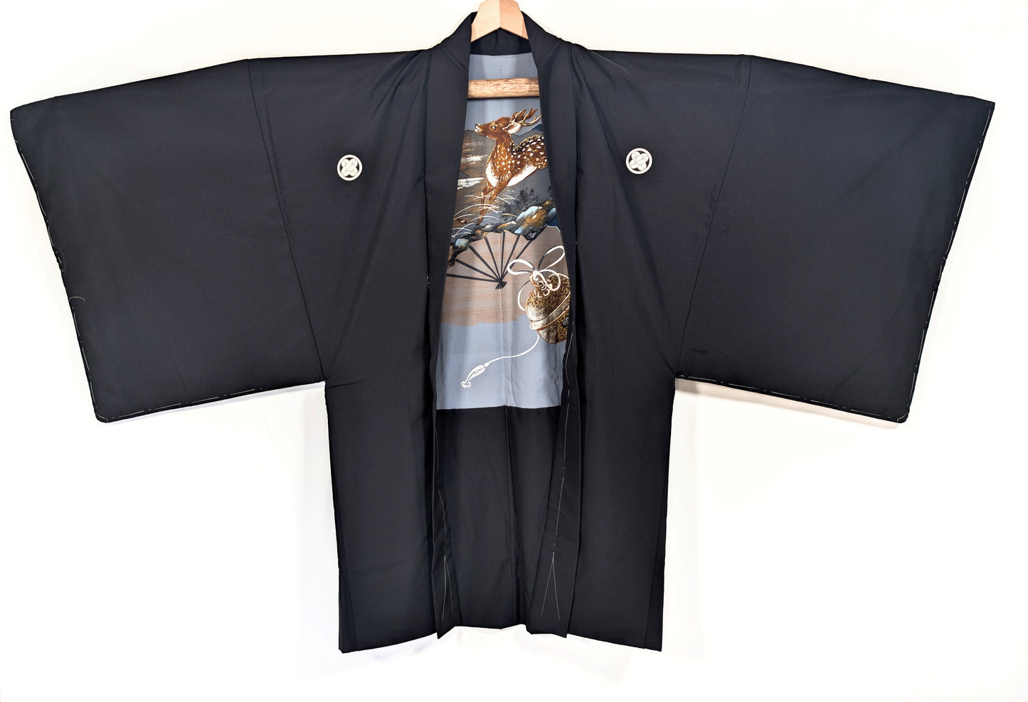 Haori japonais homme en soie noire ouvert, avec kamon et doublure en soie chirimen décorée de cerfs sacrés shinroku