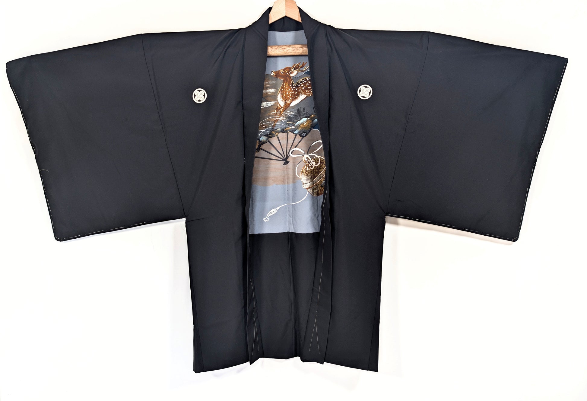 Haori japonais homme en soie noire ouvert, avec kamon et doublure en soie chirimen décorée de cerfs sacrés shinroku