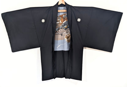 Haori japonais homme en soie noire ouvert, avec kamon et doublure en soie chirimen décorée de cerfs sacrés shinroku