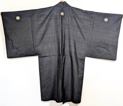 Dos d’un haori japonais noir en soie, veste traditionnelle montsuki avec kamon maru mokkō
