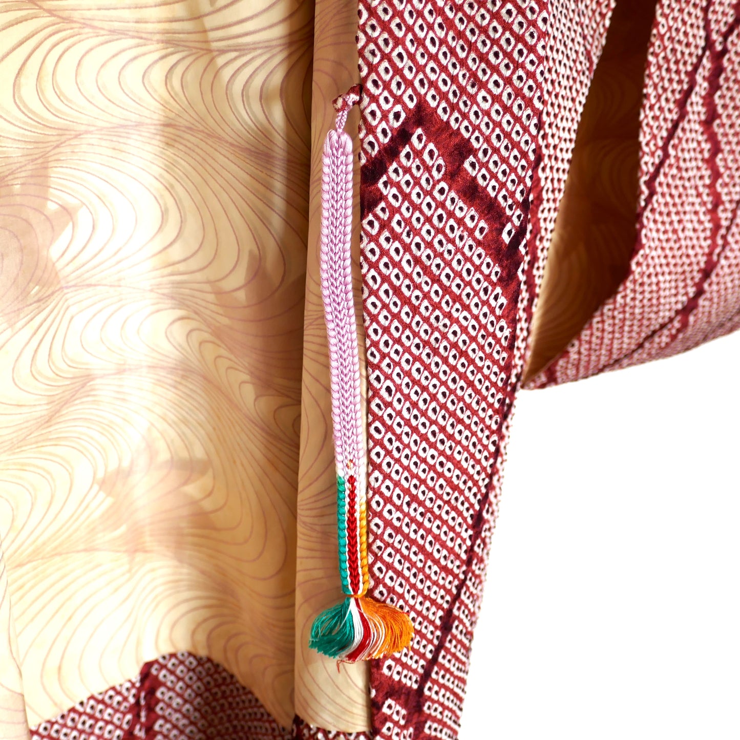 Détail de la doublure en soie au motif momiji et du haori himo d’un haori japonais shibori couleur grenat