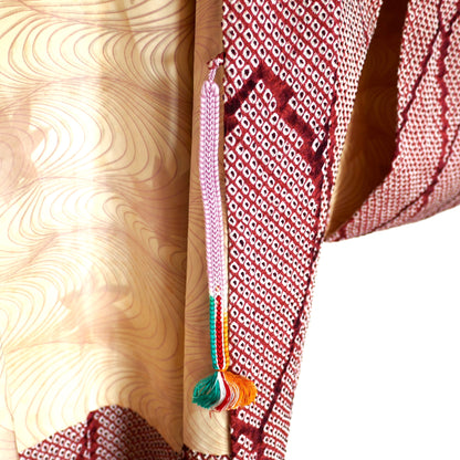 Détail de la doublure en soie au motif momiji et du haori himo d’un haori japonais shibori couleur grenat