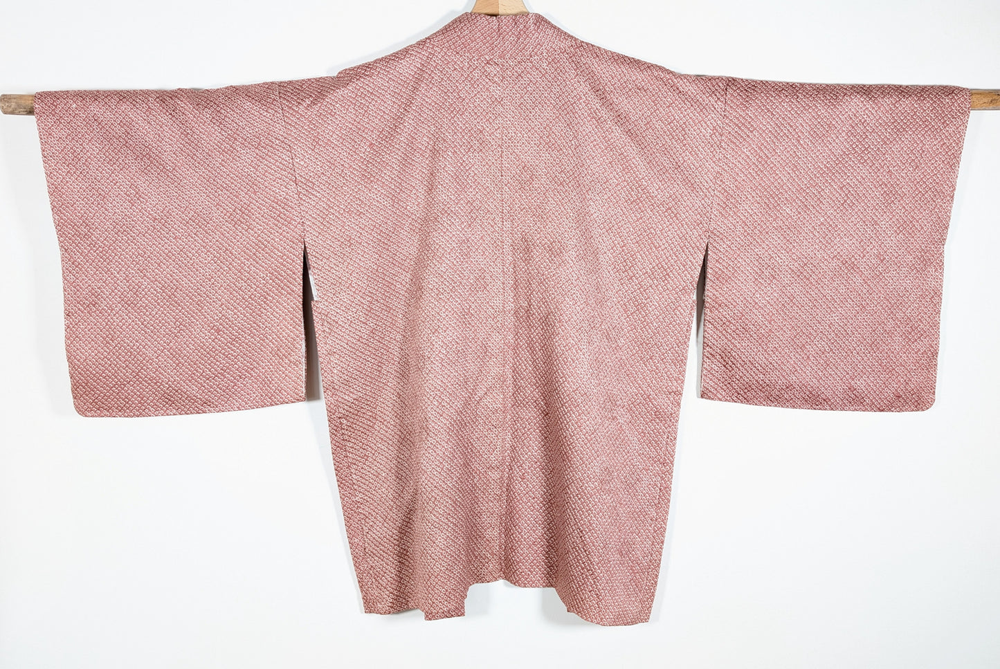 Vue dos d’une veste japonaise authentique en soie shibori coloris lavande rosée
