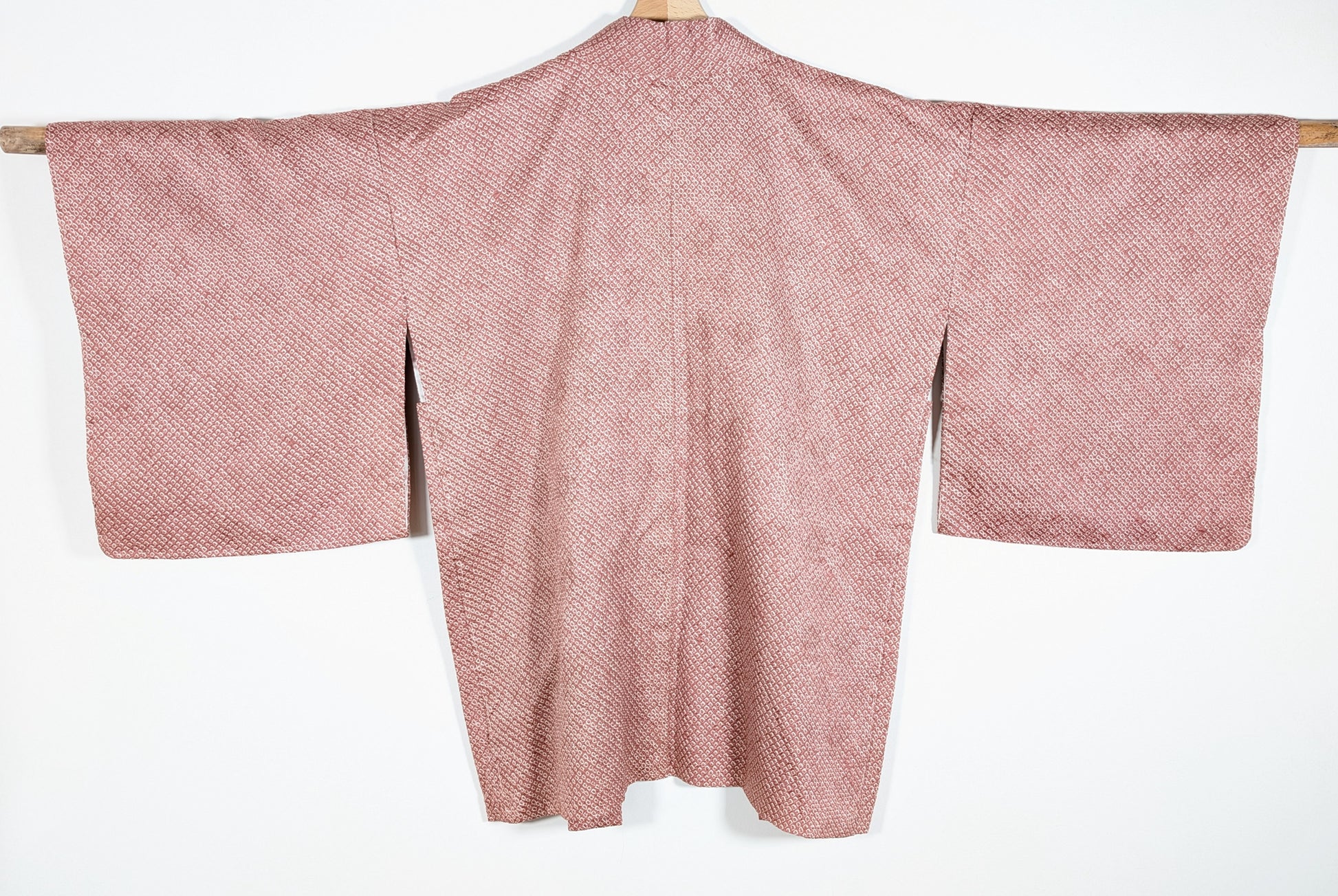 Vue dos d’une veste japonaise authentique en soie shibori coloris lavande rosée