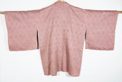 Vue dos d’une veste japonaise authentique en soie shibori coloris lavande rosée