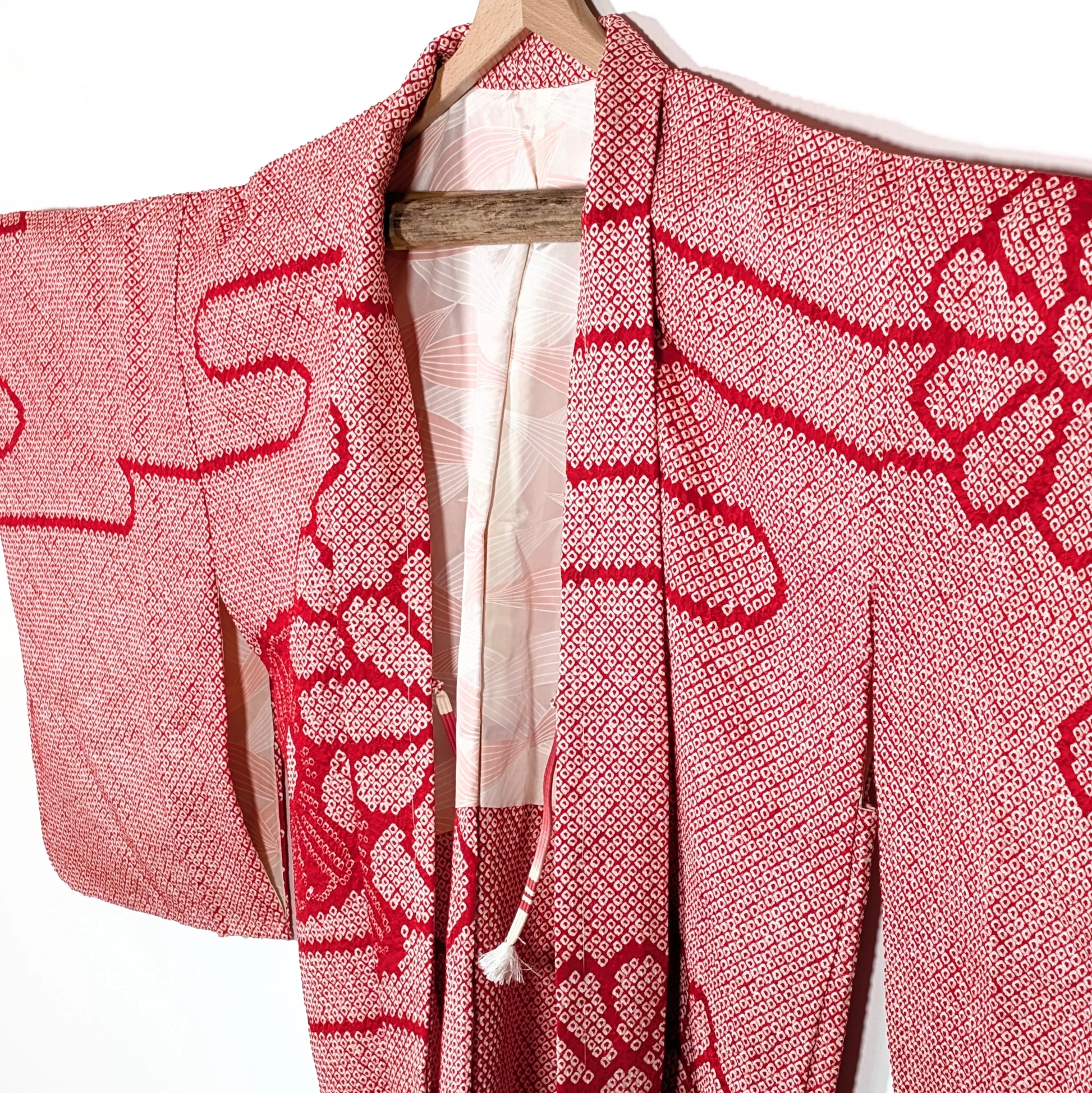 Motif chrysanthème kiku et nuages sur un haori japonais vintage en soie shibori rouge. veste kimono japonaise