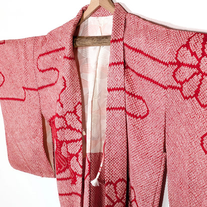 Motif chrysanthème kiku et nuages sur un haori japonais vintage en soie shibori rouge. veste kimono japonaise